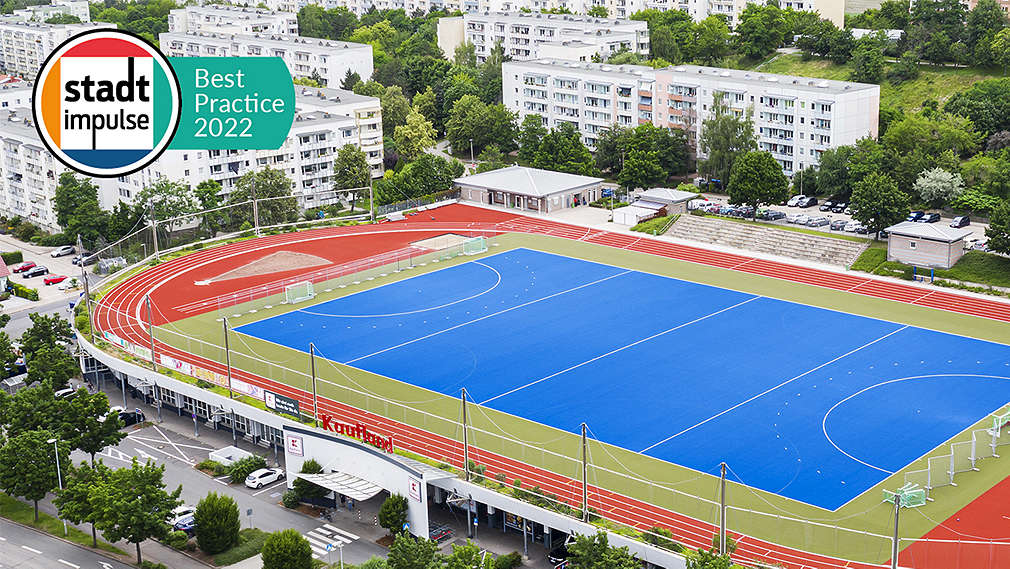 Ansicht Kaufland Erfurt; Sportplatz; Logo: Stadtimpulse Best Practice 2022