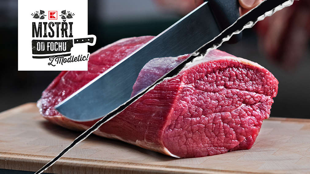 Nůž zakrojuje do kusu libového masa