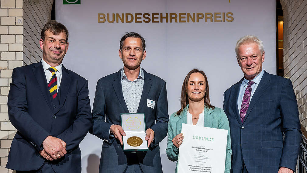 Bundesminister Alois Rainer (rechts) überreichte gemeinsam mit DLG-Präsident Hubertus Paetow (links) Urkunde und Medaille an Stefan Gallmeier und Alexa Kosok. Foto: DLG, Marius Schwarz