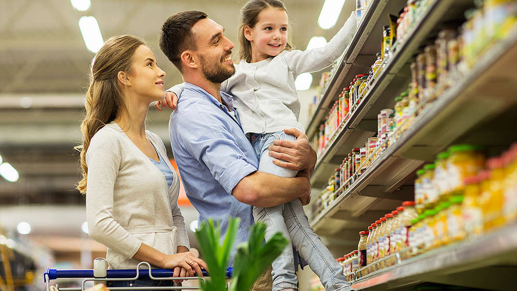 Изображение на младо семейство, което пазарува в хипермаркет Kaufland