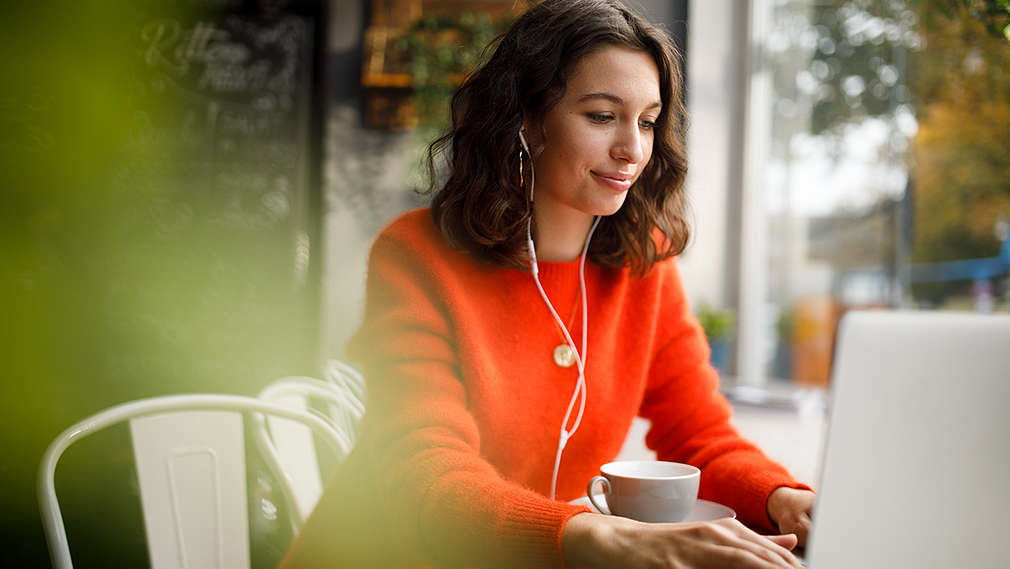 Frau arbeitet am Laptop