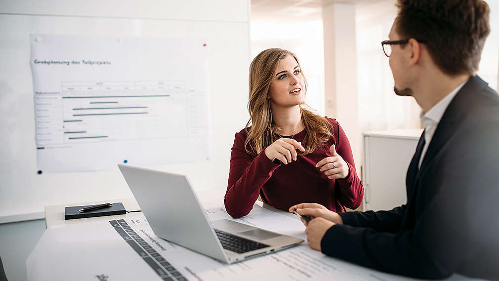 Hausleiter bespricht den Filialaufbau mit einem Mitarbeiter