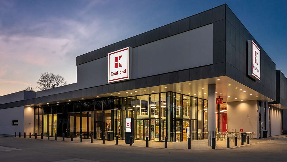 Kaufland-Filiale Außenansicht bei Nacht