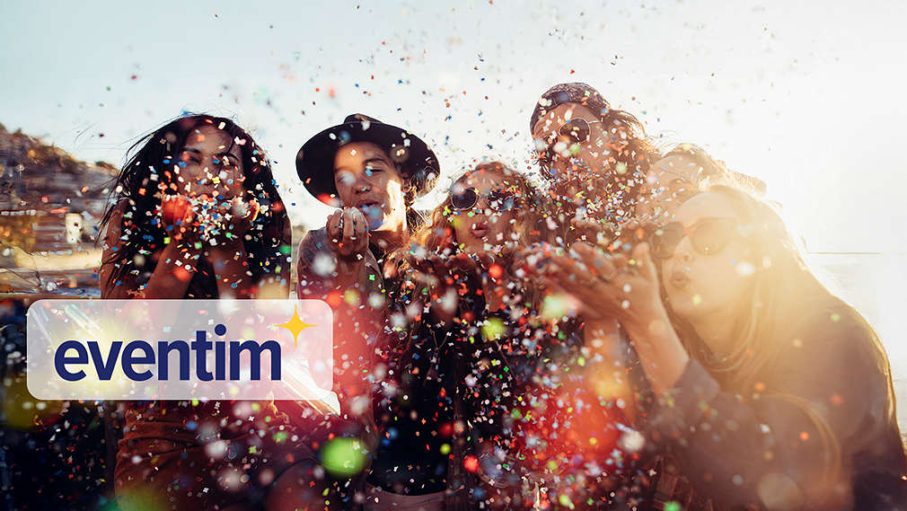 Abbildung: Mehrere Personen pusten Konfetti in die Kamera; Logo: eventim