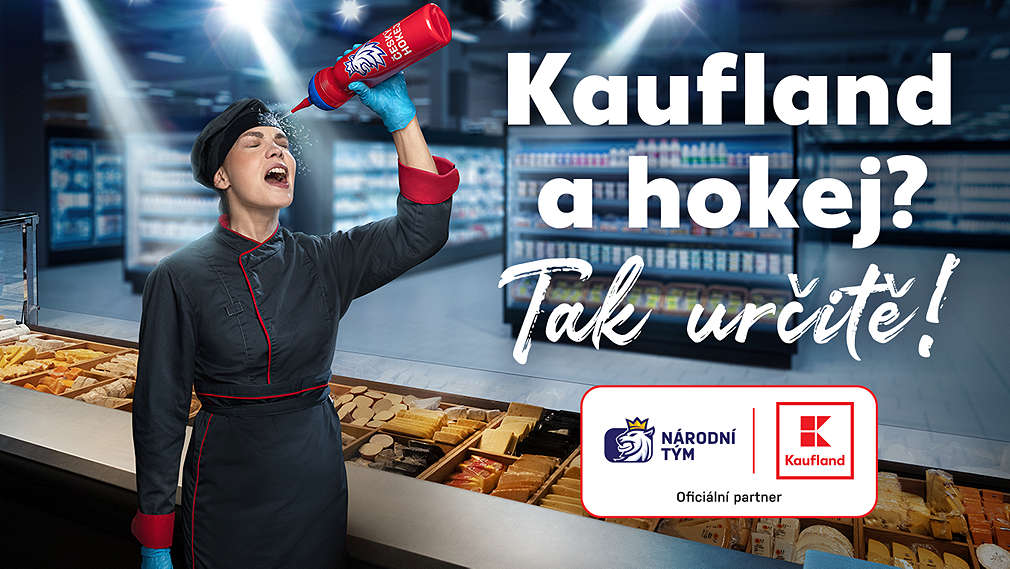 Prodavačka se osvěžuje vodou z hokejové láhve