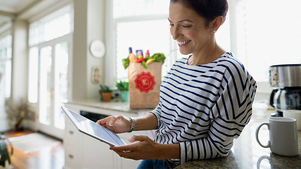 Žena si prohlíží tablet