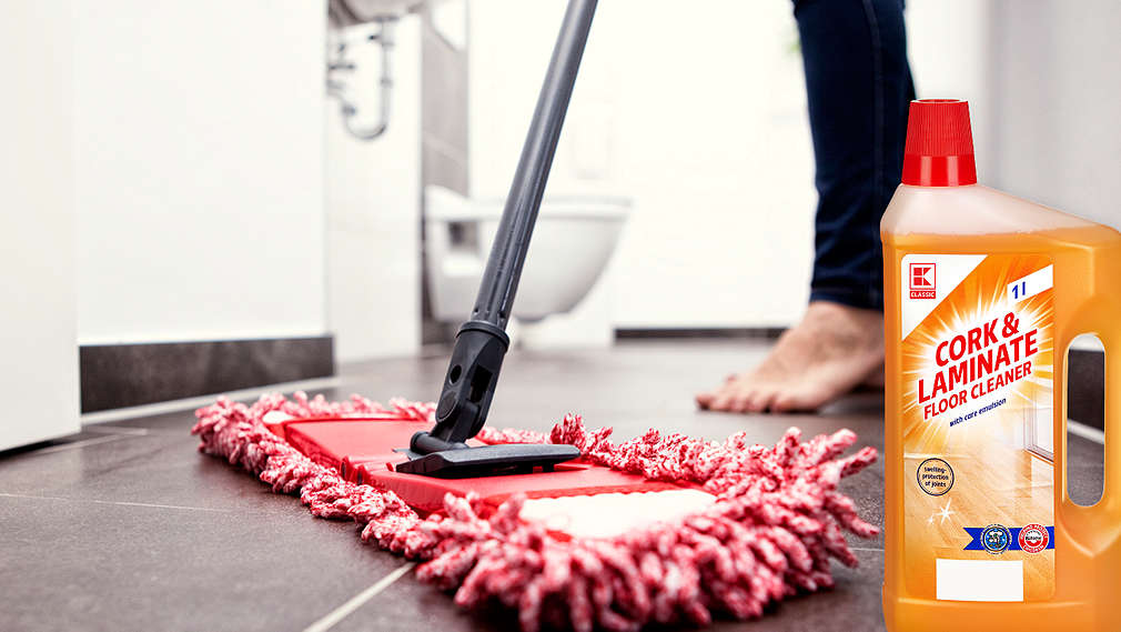 Žena vytírá podlahu mopem a čisticím prostředkem K-Classic