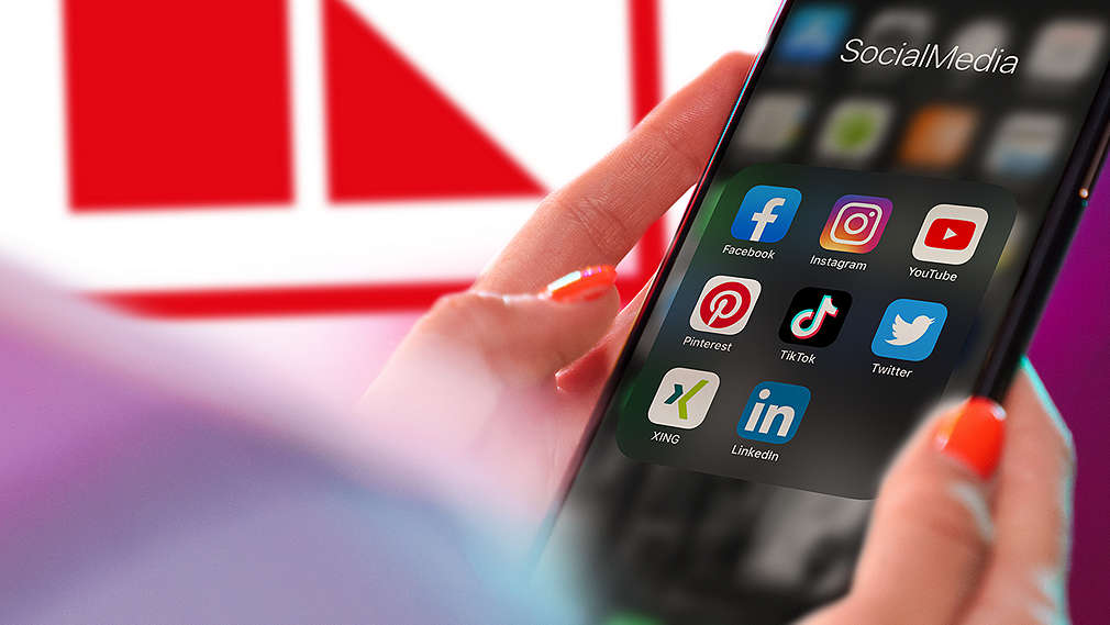 Mobilní telefon s ikonami sociálních sítí