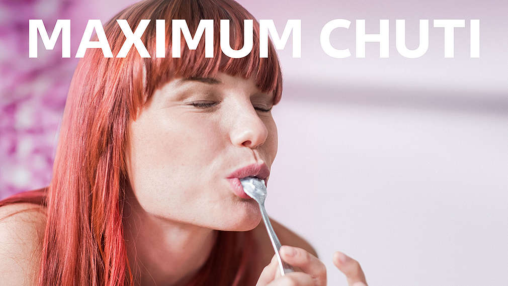 žena si vychutnává jídlo