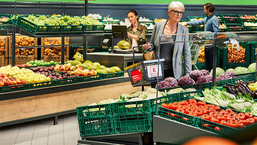 Изображение на хора, пазаруващи в хипермаркет Kaufland