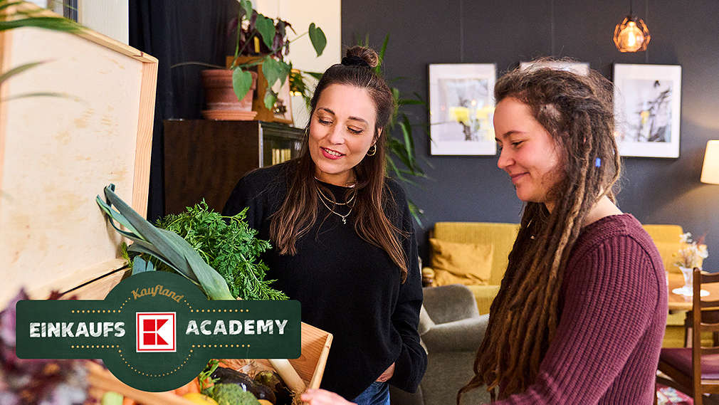 Nachhaltigkeitsexpertin Anna Schunck mit Maren Hain von der Organisation foodsharing