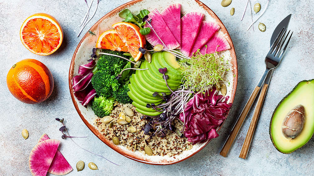 Abbildung eines Tellers mit verschiedenen nährstoffreichen Lebensmitteln.