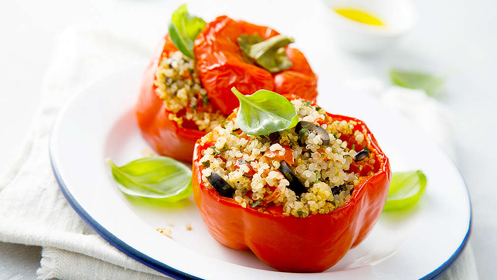 Abbildung einer Paprika mit Quinoa-Füllung auf einem Teller