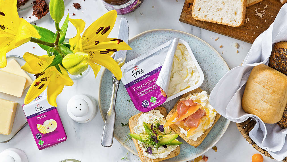 Verschiedene laktosefreie K-free Produkte auf einem Frühstückstisch