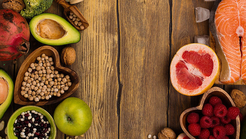 Verschiedene Lebensmittel für die Paleo-Ernährungsform auf einem Holzbrett