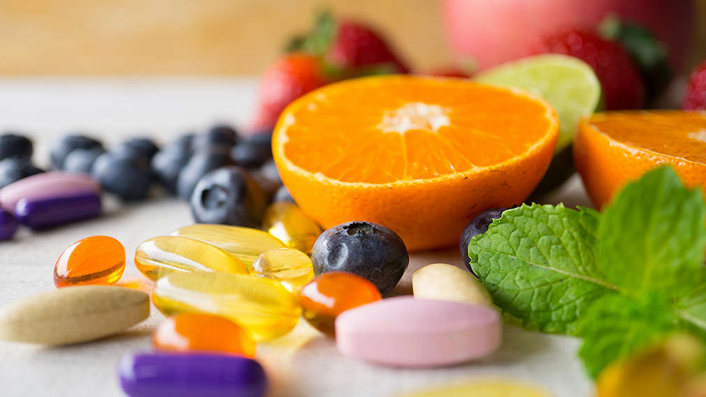 Verschiedenes Obst und Nahrungsergänzungsmittel auf einem Tisch