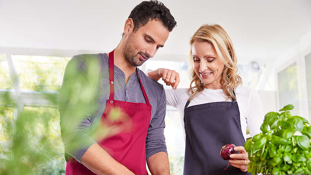 Ernährungsexpertin Dr. Alexa Iwan und TV-Koch Alex Wahi beim Kochen
