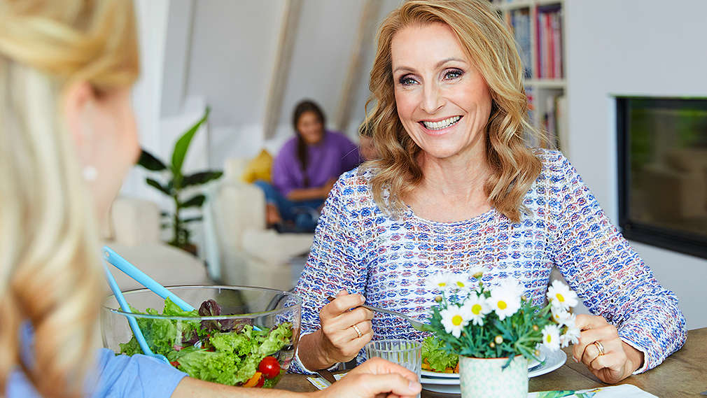 Dr. Alexa Iwan am Tisch mit Freunden