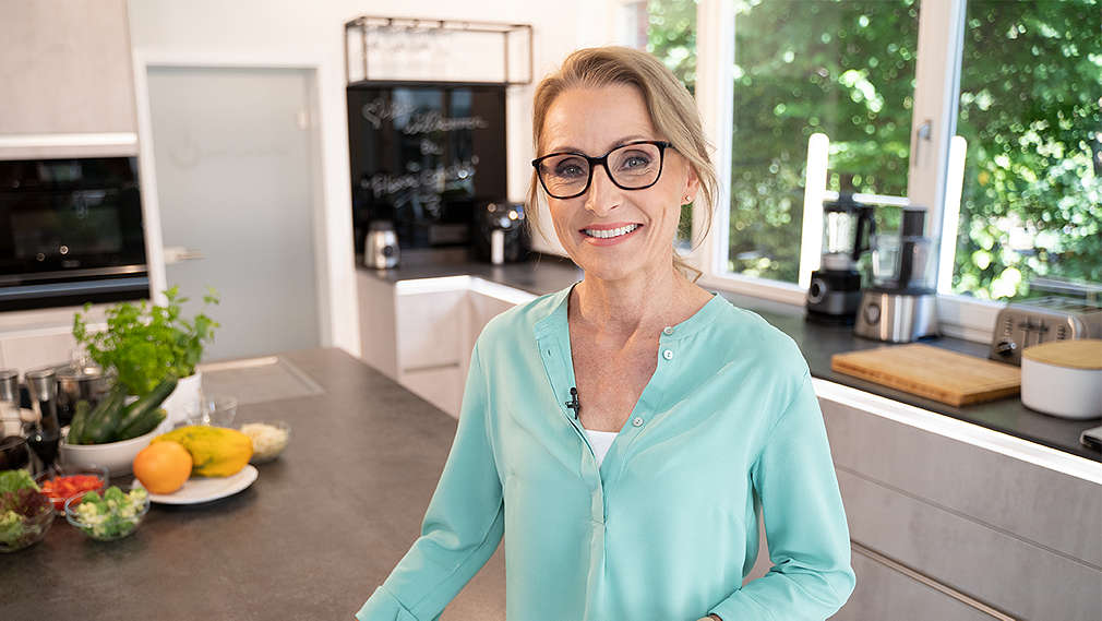 Ernährungsexpertin Dr. Alexa Iwan in Küche