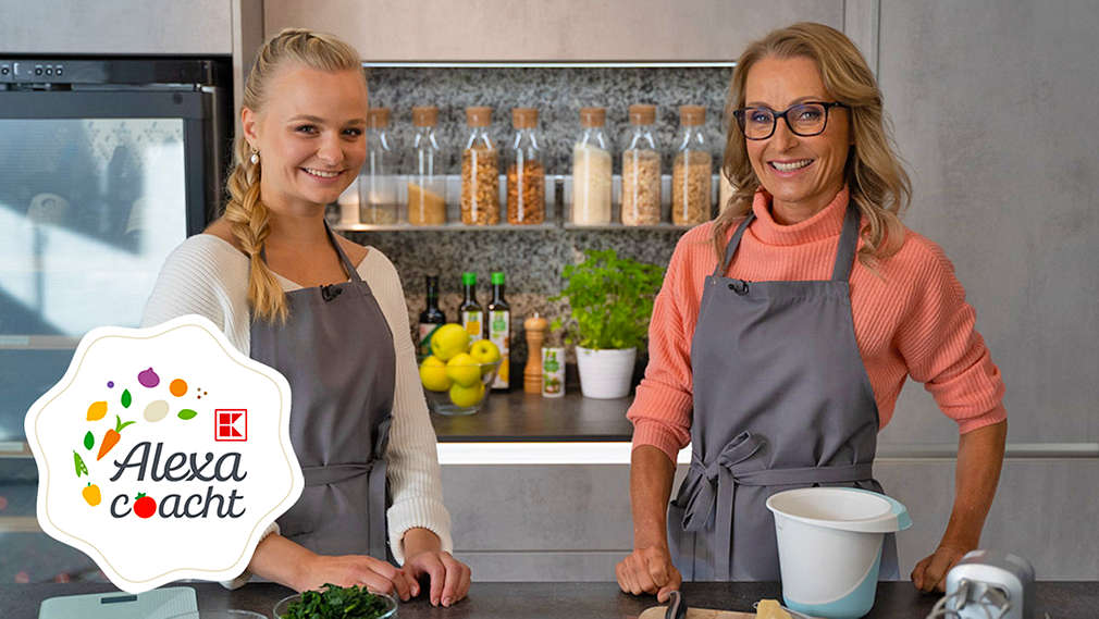 Ernährungswissenschaftlerin Alexa und ihr Gast Youtuberin Aliana in der Küche