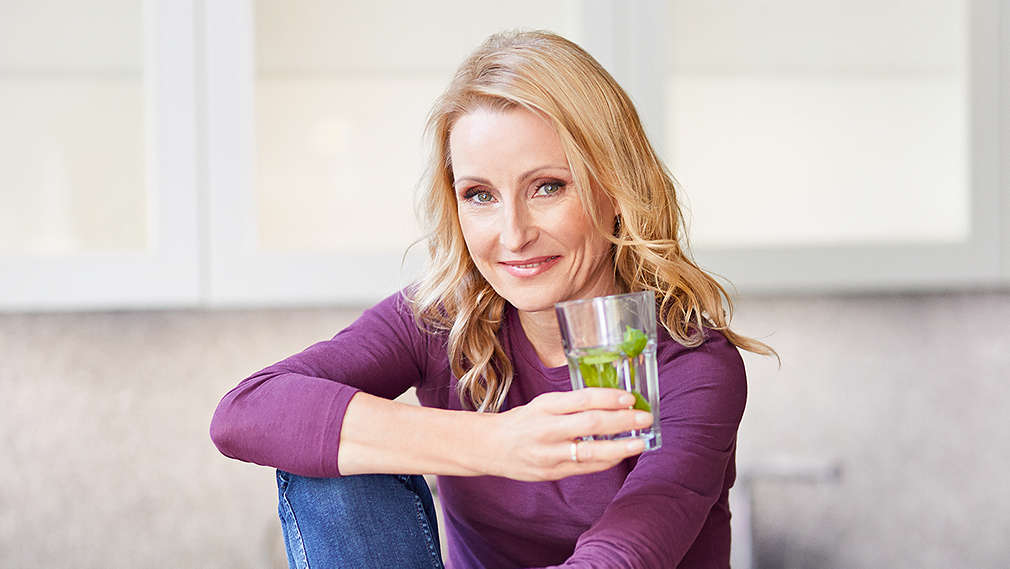 Dr. Alexa Iwan mit einem Glas Wasser