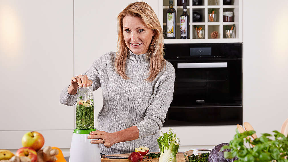 Ernährungsexpertin Dr. Alexa Iwan bereitet einen Smoothie zu