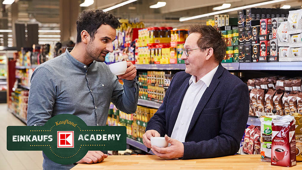 TV-Koch Alex Wahi und Baristameister Tom Schweiger testen das Kaffeesortiment eines Supermarktes