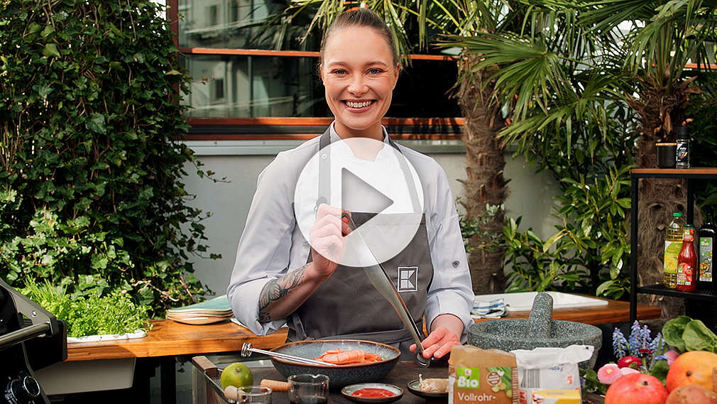 Kochexpertin Verena Leister bereitet ein Drei-Gänge-Menü vom Grill zu