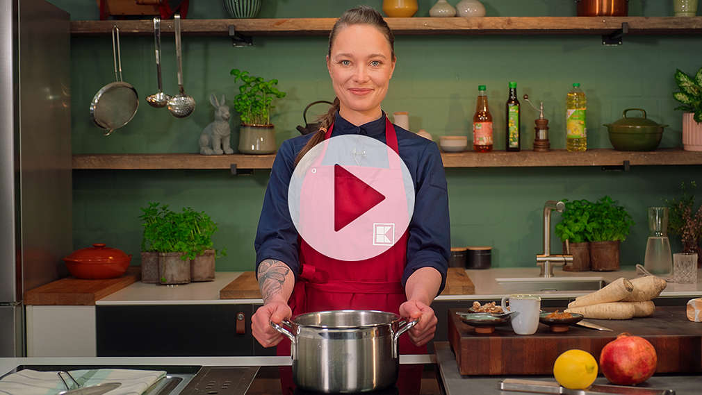 Kochexpertin Verena Leister bereitet ein Drei-Gänge-Menü mit Pastinake zu