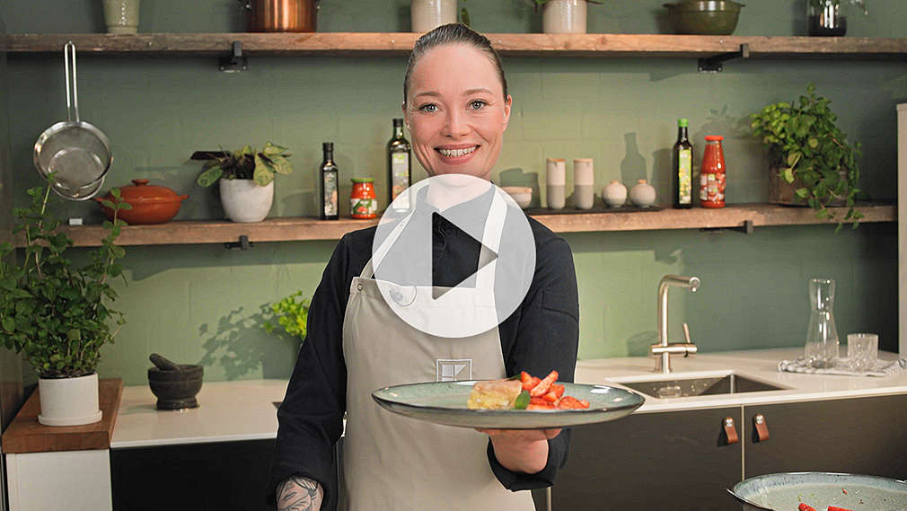 Abbildung: Verena Leister in der Küche; Playbutton