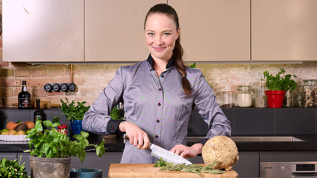 Kochexpertin Verena Leister in einer Showküche