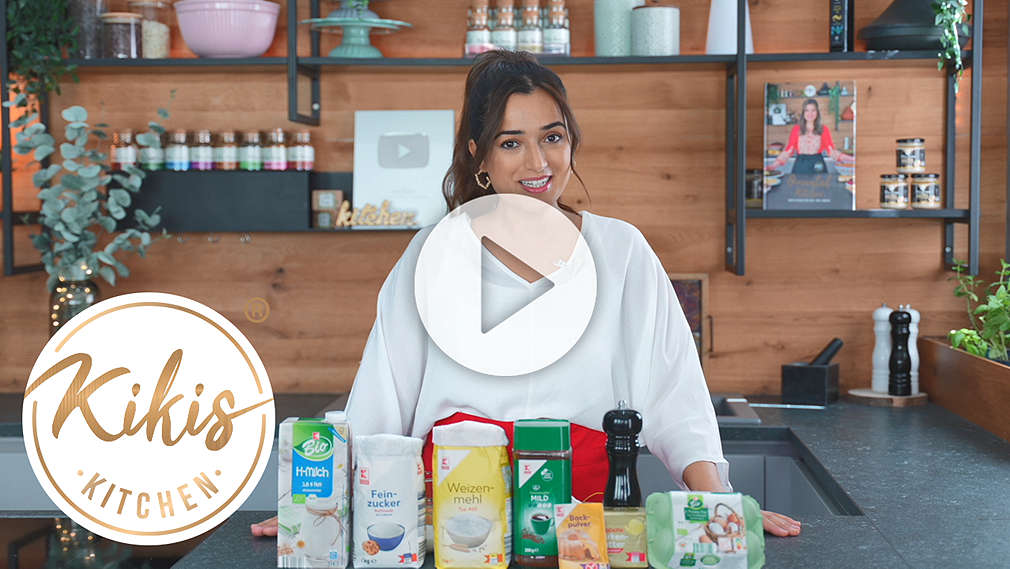 Ausschnitt eines Youtube-Videos von Kikis Kitchen mit Kiki, wie sie vor Zutaten in ihrer Küche steht