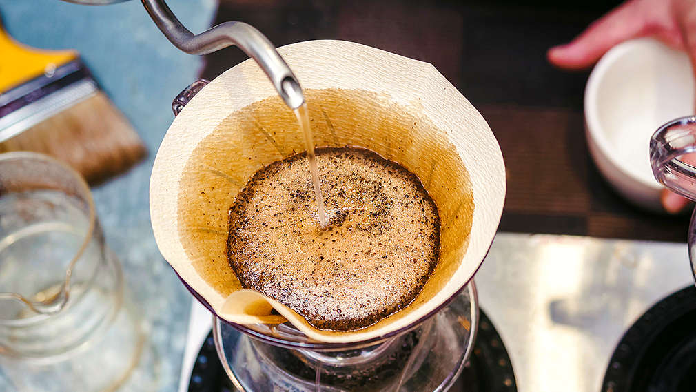 Gemahlener Kaffee wird in einem Handfilter mit heißem Wasser aufgegossen