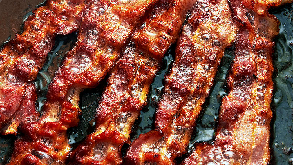 Speck wird in einer Pfanne ausgelassen