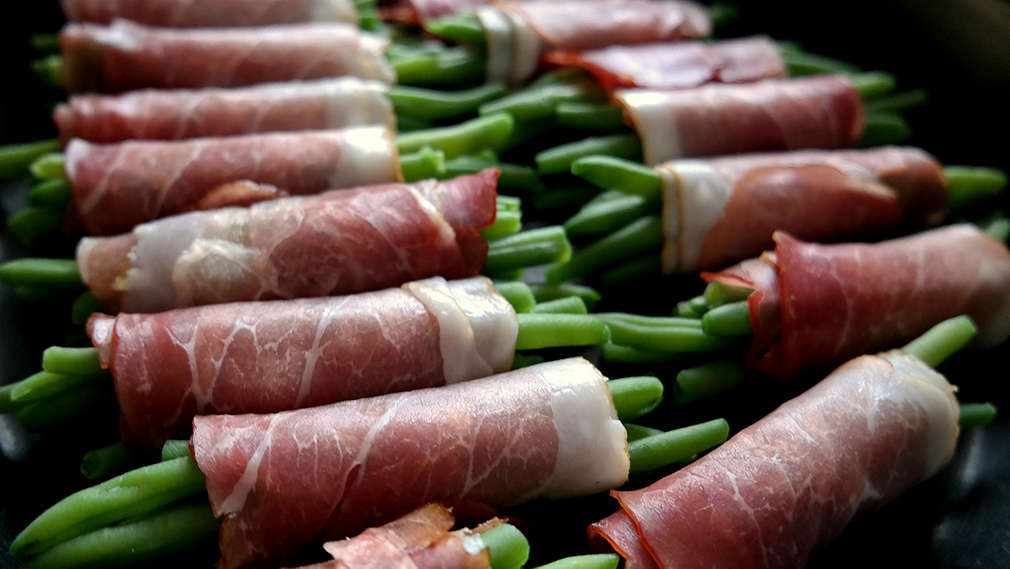 Bardierte, also in Speck gewickelte, Bohnen