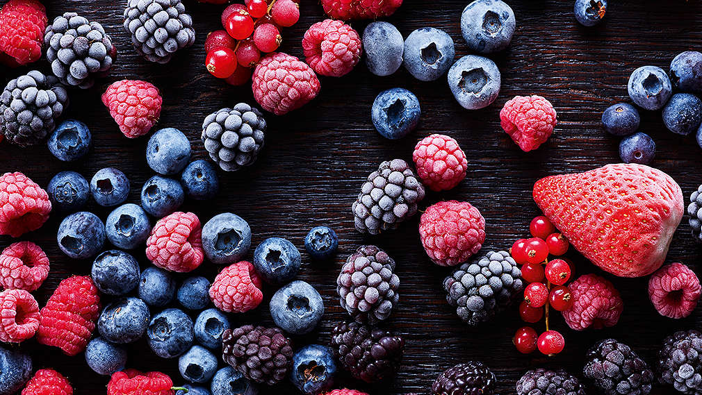 Verschiedene tiefgefrorene Beeren auf einem Tisch
