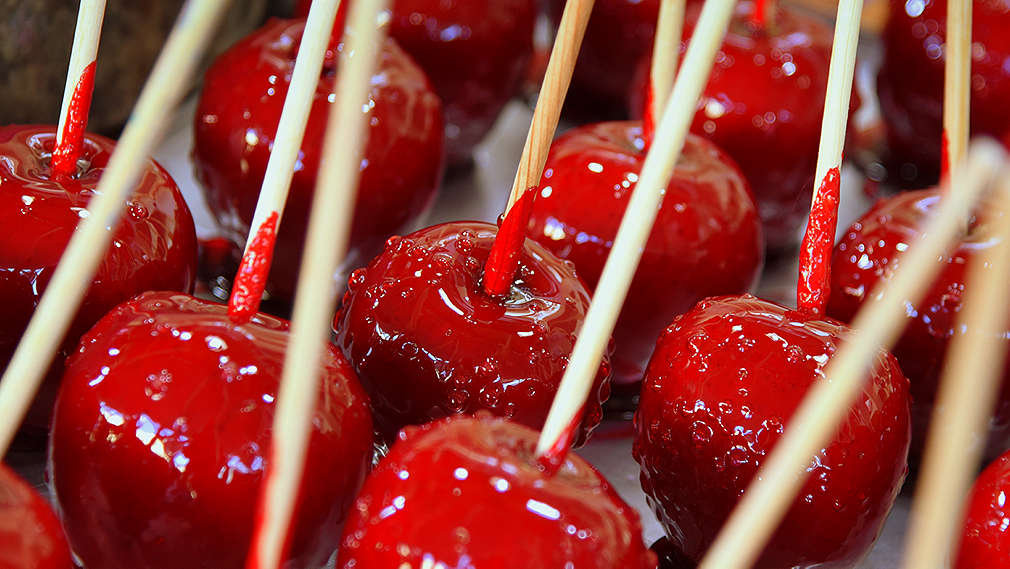 Mehrere kandierte Äpfel