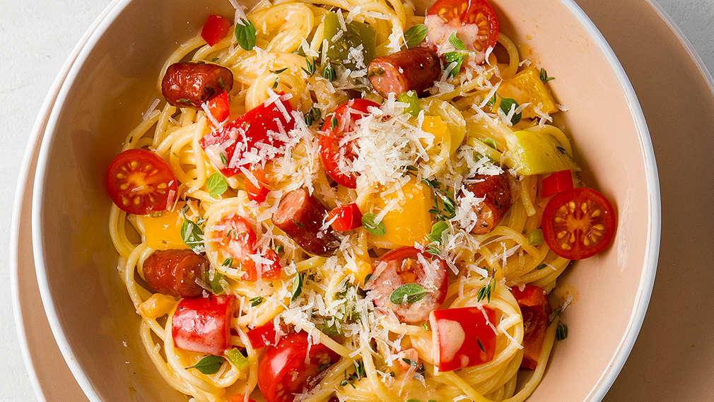 Eine von oben fotografierte Schüssel, in der sich Nudeln und verschiedene Gemüsesorten sowie Fleisch befinden