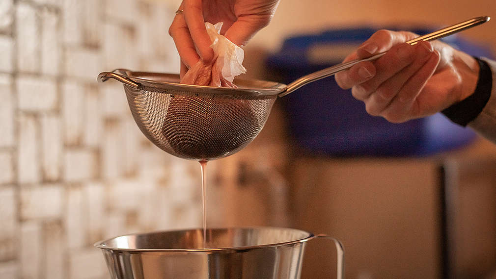 Eine Soße wird passiert