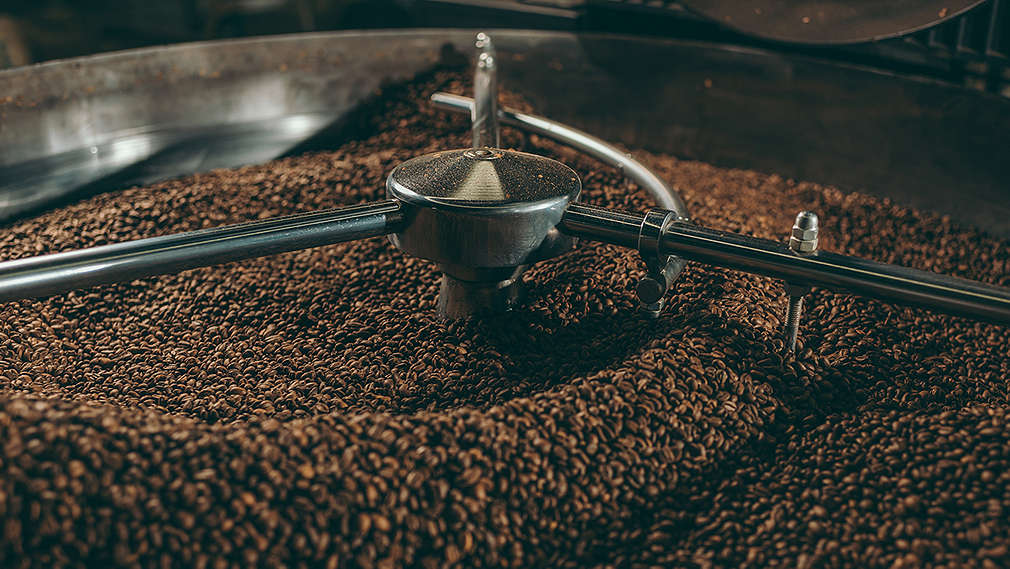 Kaffeebohnen werden in einer Röstanlage geröstet