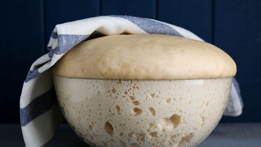 Hefeteig geht in einer Glasschüssel