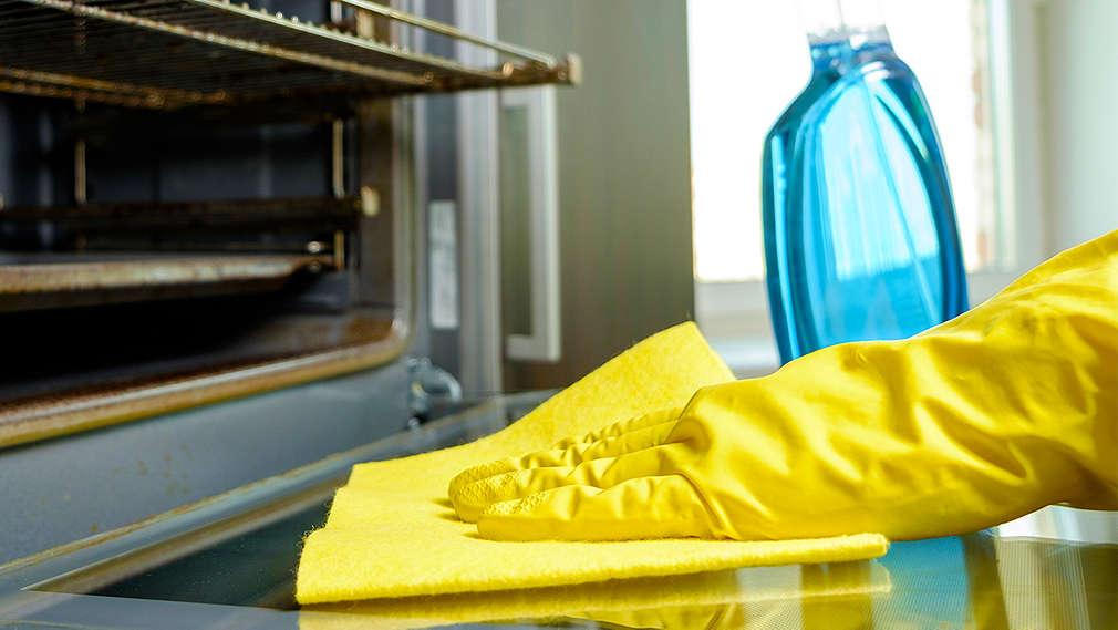 Backofen wird gereinigt