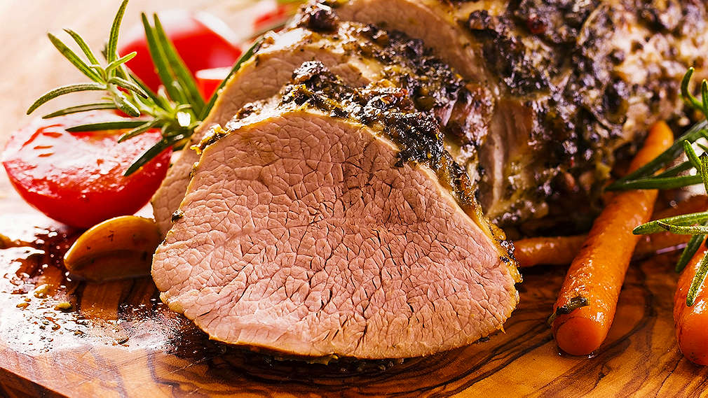 Ein Stück gegartes Fleisch mit Gemüse liegt auf dem Tisch