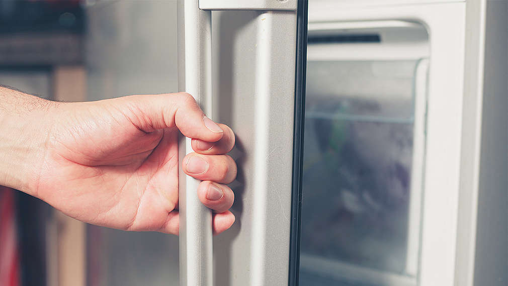 Gefrierfach wird zum Abtauen geöffnet