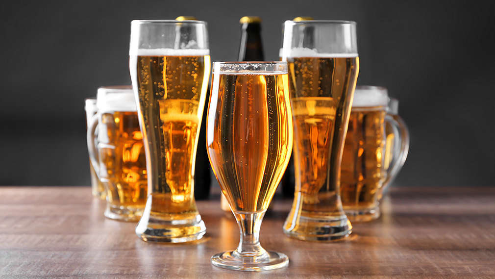 Mehrere verschiedene Gläser Bier stehen auf einem Tisch 