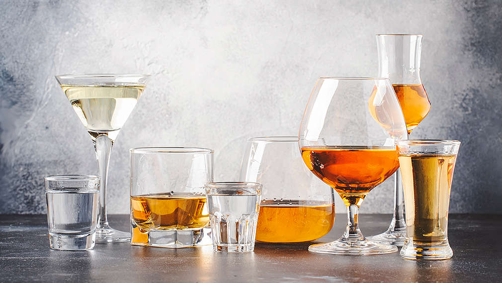 Verschiedene Gläser mit diversen Flüssigkeiten in einer Reihe