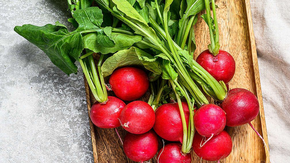 Frische Radieschen auf einem Holzschneidebrett