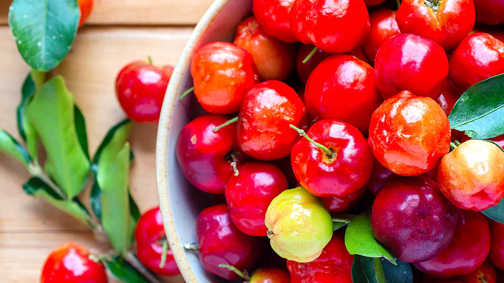 Acerolakirschen in Schale