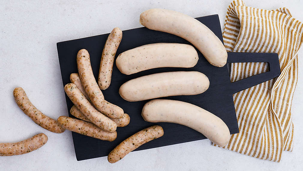 Verschiedene Bratwürste auf einem Brettchen angerichtet