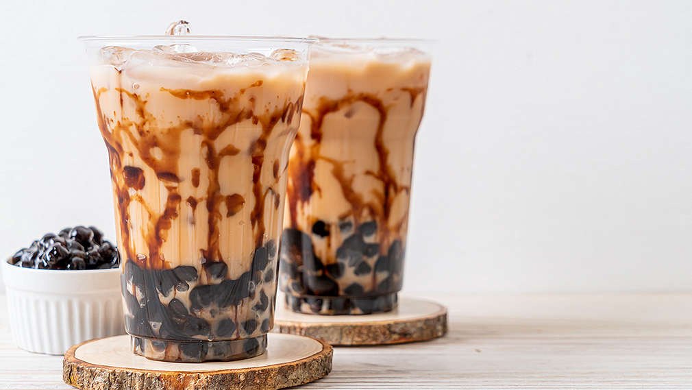 Zwei Becher Bubble Tea